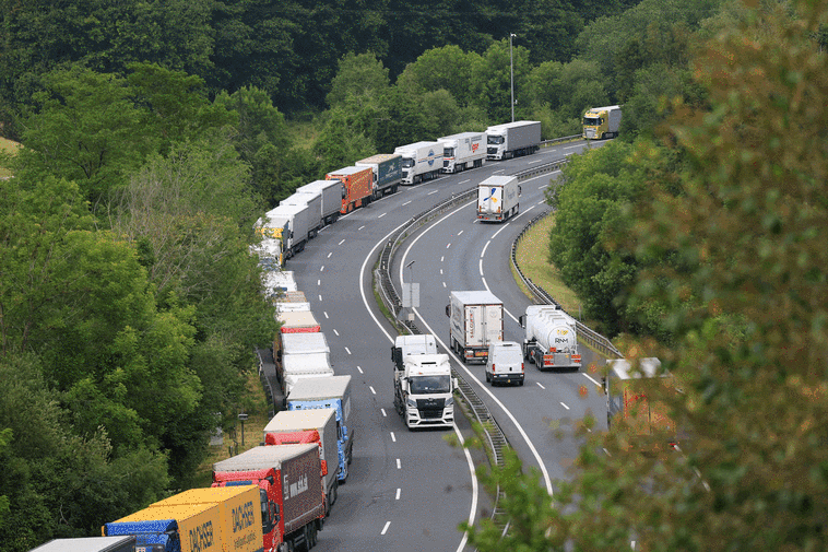 Estado de las carreteras guipuzcoanas por el monumental atasco de camiones.