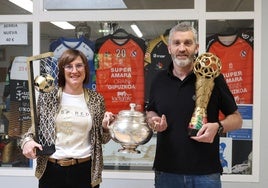 Tati Garmendia e Imanol Álvarez con los trofeos de los tres títulos conseguidos durante la temporada.