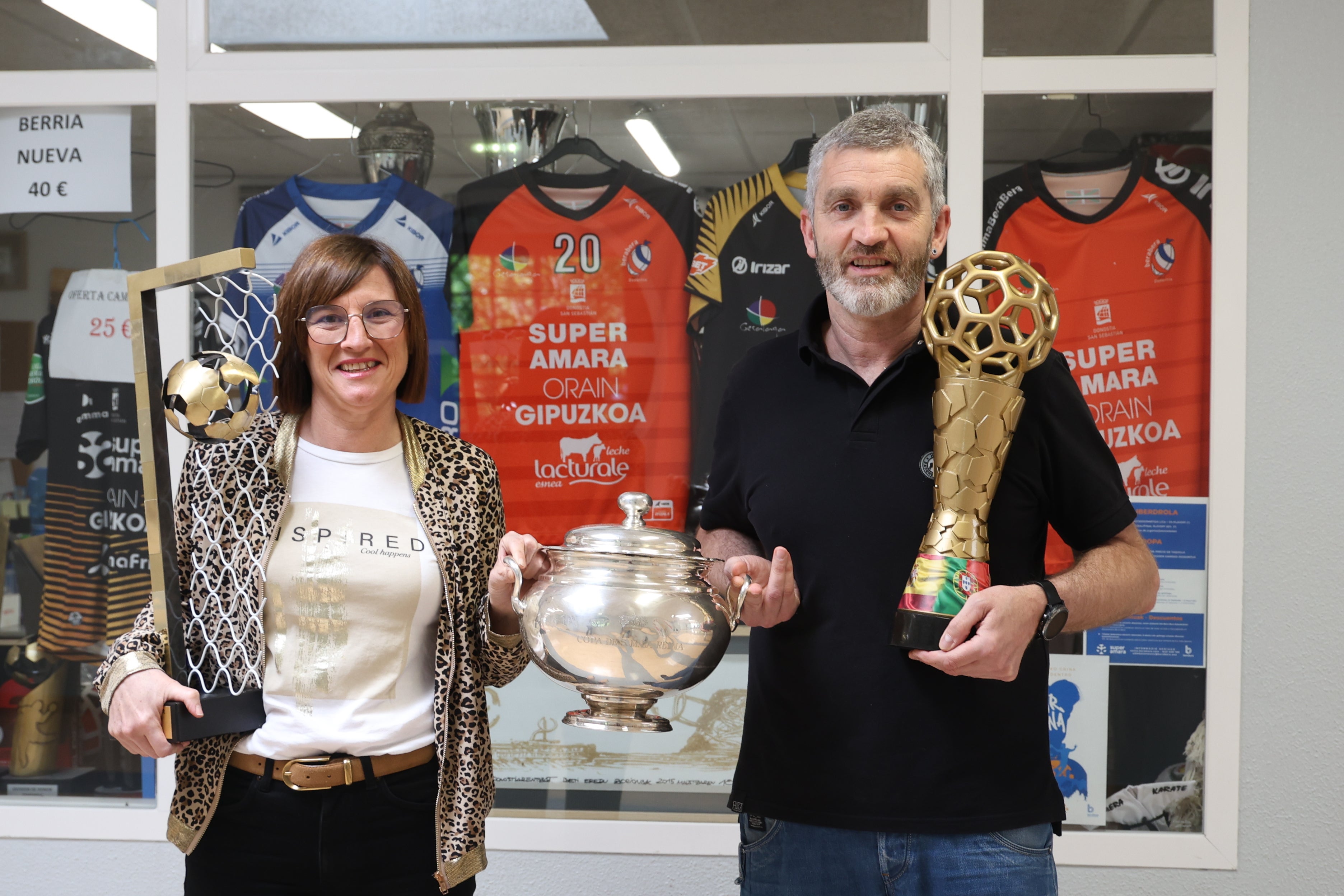 Tati Garmendia e Imanol Álvarez con los trofeos de los tres títulos conseguidos durante la temporada.