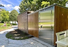 El nuevo aseo autolimpiable está emplazado junto a la caseta de instalaciones del parque de chorros de agua Ur Uhinak de Eltzia.