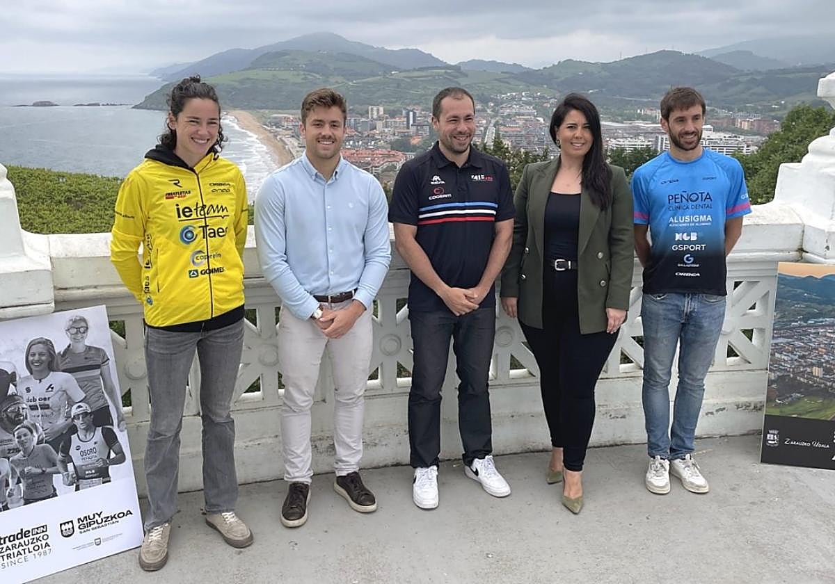 Helene Alberdi, Inaxio Illarramendi, Danel Larrañaga, Azahara Dominguez y Gonzalo Fuentes en el torreón con Zarautz al fondo.