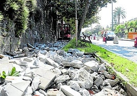 La acera impar se ha demolido para colocar un nuevo pavimento a más altura.