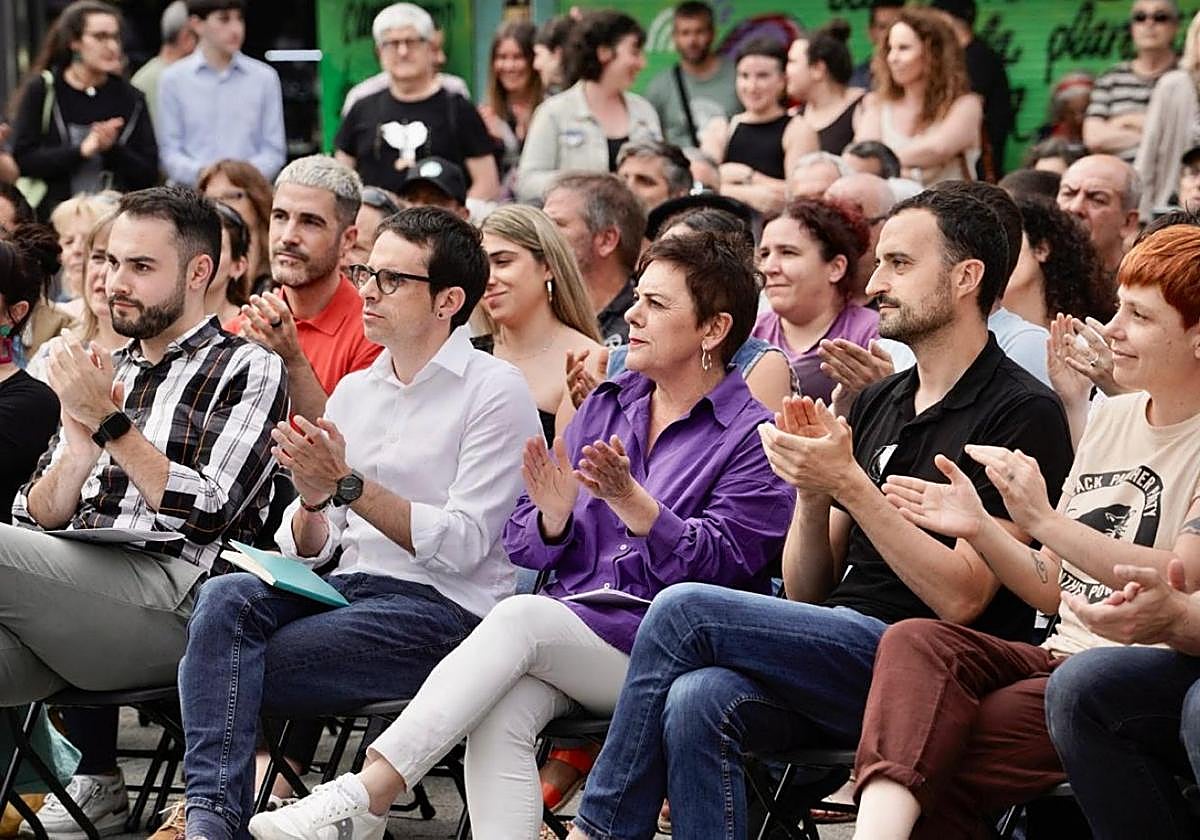 Otxandiano y Aizpurua, en el centro de la imagen, ayer en Barakaldo.