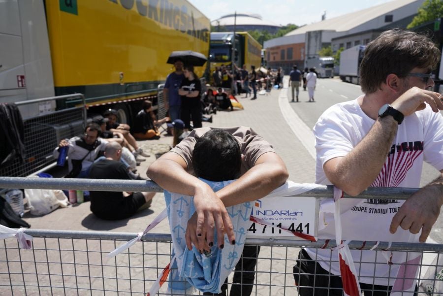 Calor, cacheos y mucha cerveza. Así ha sido la entrada de los 37.000 fans