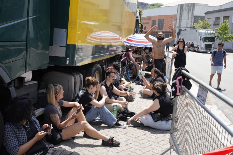 Calor, cacheos y mucha cerveza. Así ha sido la entrada de los 37.000 fans