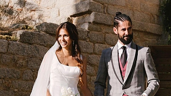 La boda secreta de Isco y Sara Sálamo: Muletas y dos vestidos de Rosa Clará