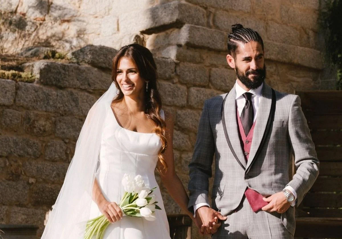 La boda secreta de Isco y Sara Sálamo: Muletas y dos vestidos de Rosa Clará  | El Diario Vasco