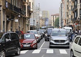 Tráfico en la calle Hernani de Donostia.