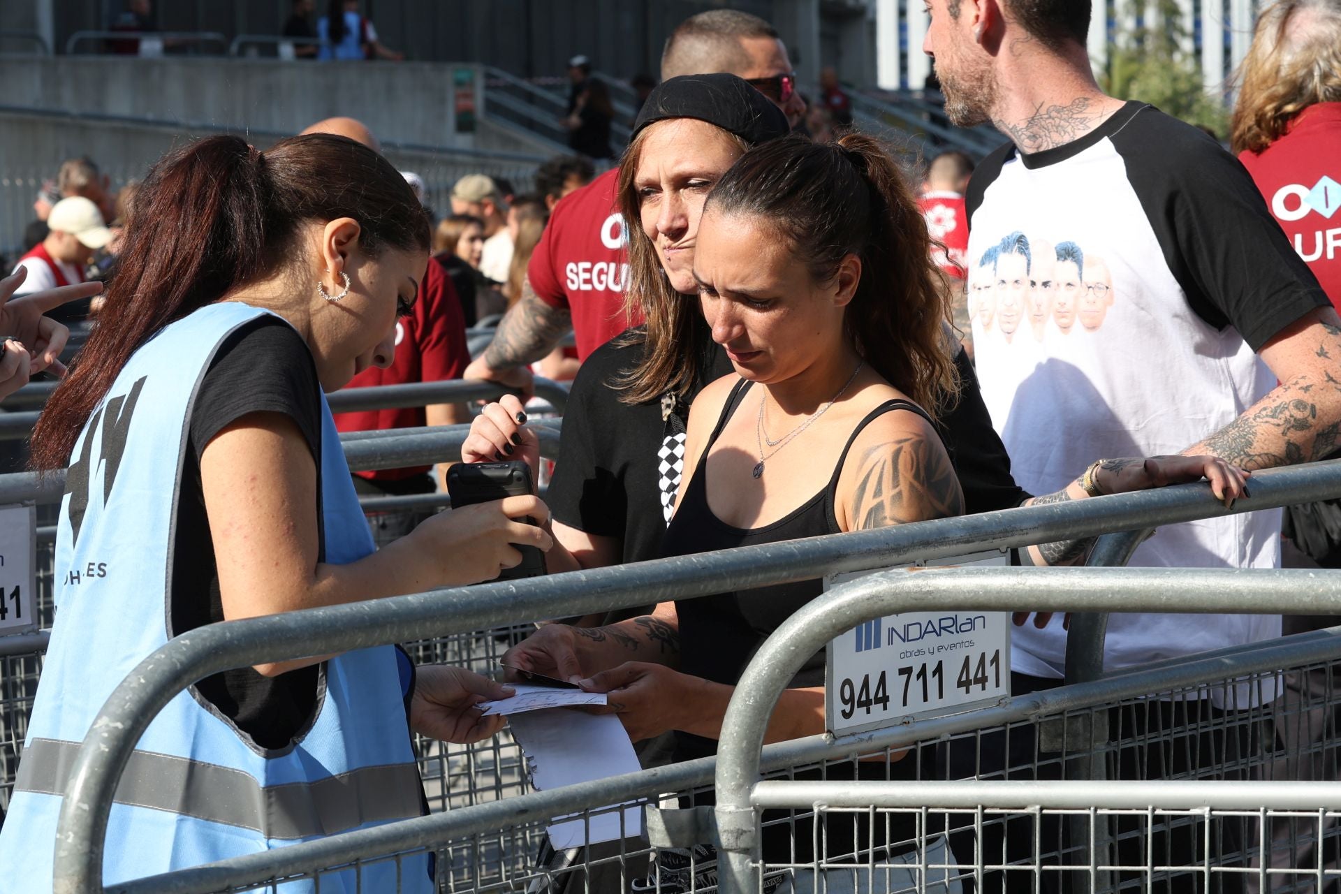 Calor, cacheos y mucha cerveza. Así ha sido la entrada de los 37.000 fans