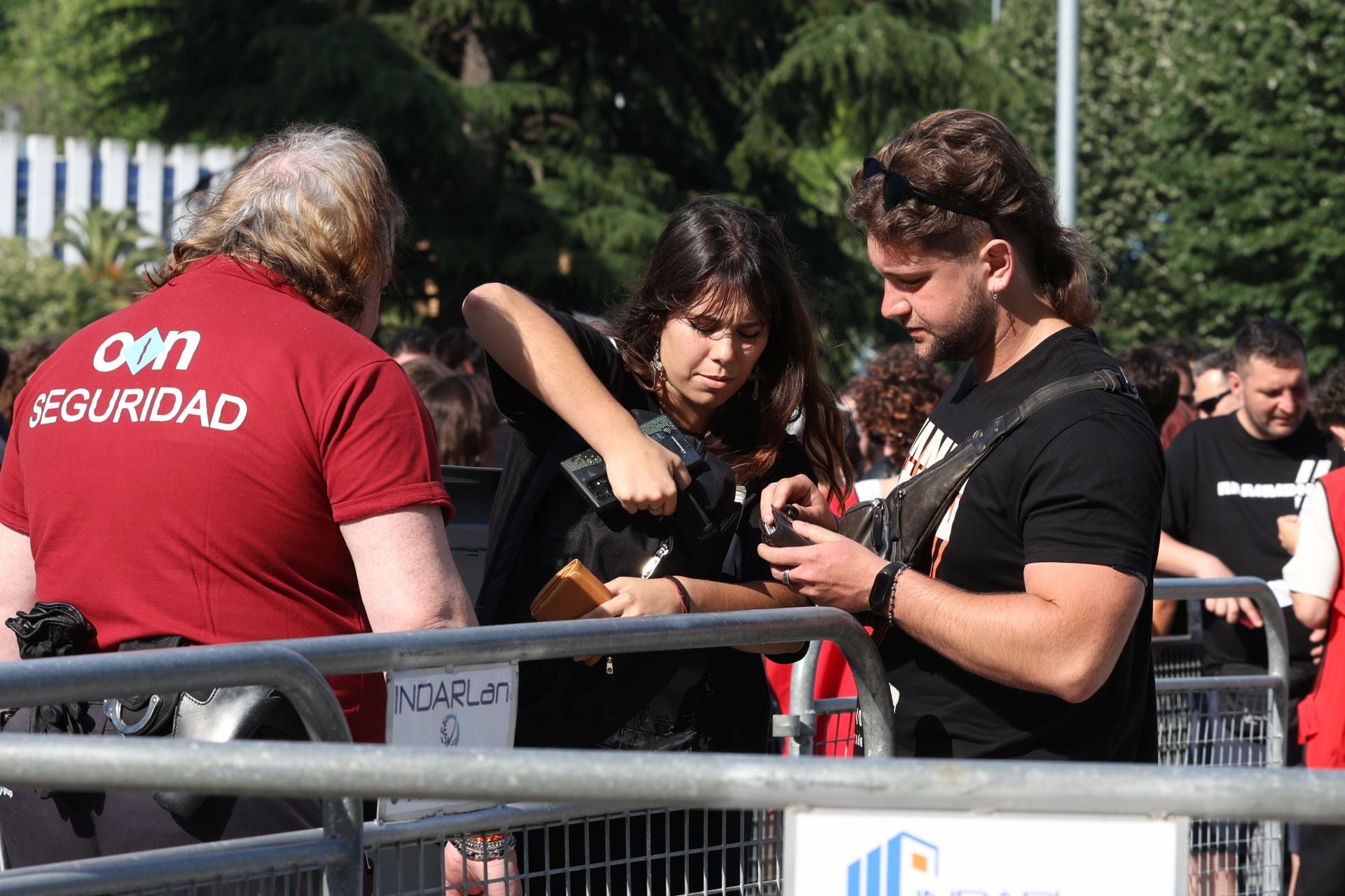 Calor, cacheos y mucha cerveza. Así ha sido la entrada de los 37.000 fans