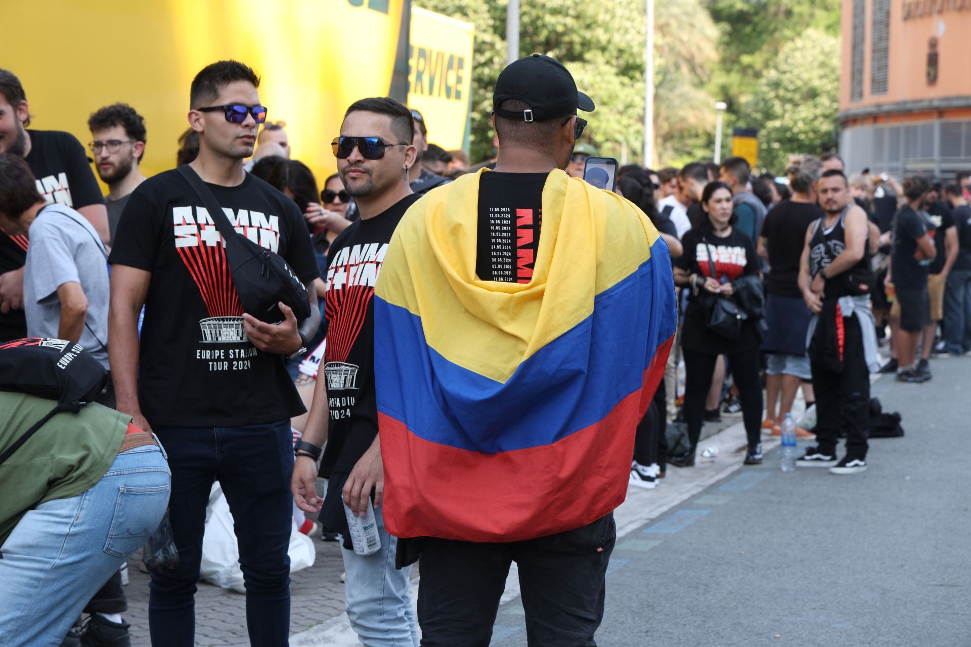 Calor, cacheos y mucha cerveza. Así ha sido la entrada de los 37.000 fans