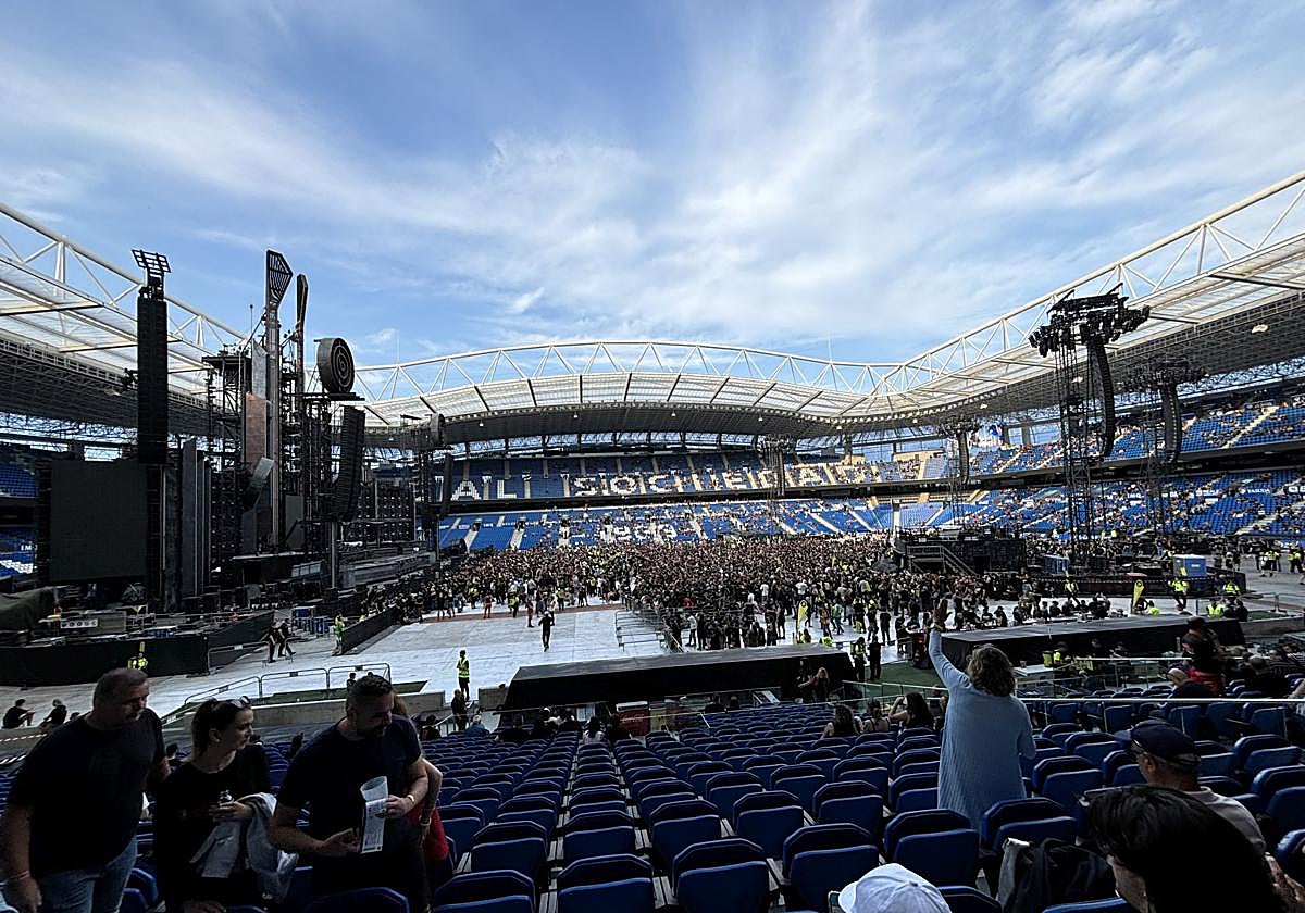 Seguidores de Rammstein que ya han conseguido entrar en el Estadio de Anoeta.