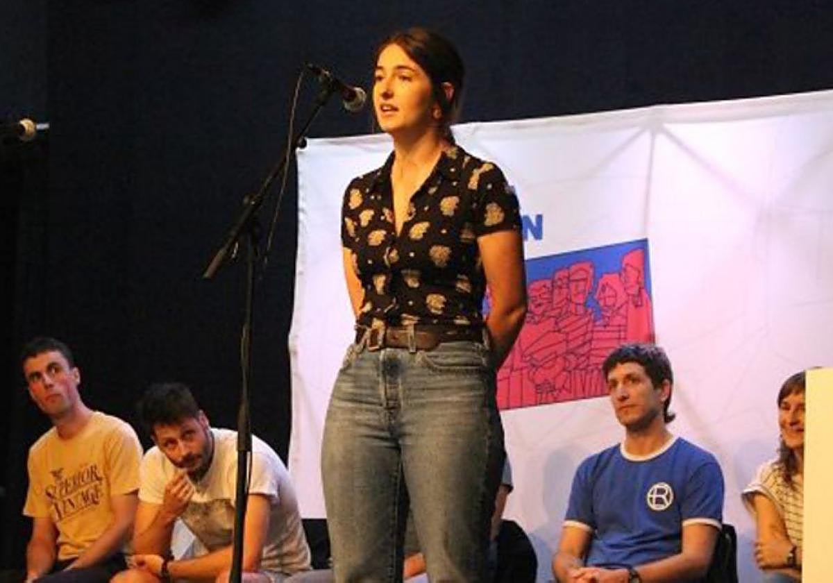 Libe Goenaga Soraluzeko saian bertsotan oholtza gainean.