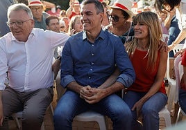 Pedro Sánchez y Begoña Gómez, junto al socialista luxemburgués NicholasSchmidt ayer en un acto del PSOE en Benalmádena.