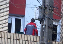 Ventana de la vivienda donde residía la mujer cuando recibió el fortuito disparo.