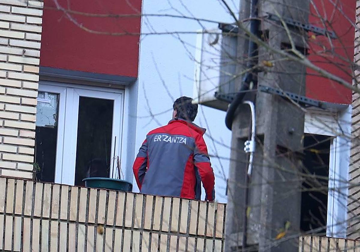 Ventana de la vivienda donde residía la mujer cuando recibió el fortuito disparo.