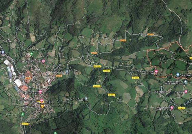 A la izquierda el núcleo urbano de Leitza, a la derecha, rodeada con una línea roja, la zona de Arkiskil donde se produjo el fatal accidente