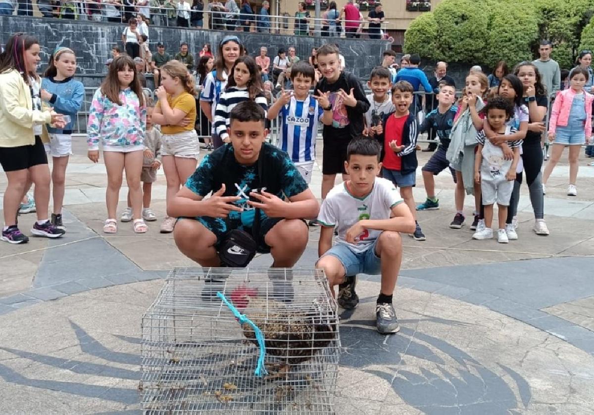 Mohammed Akka e Ilyas el Boukili, flamantes ganadores del juego del gallo.