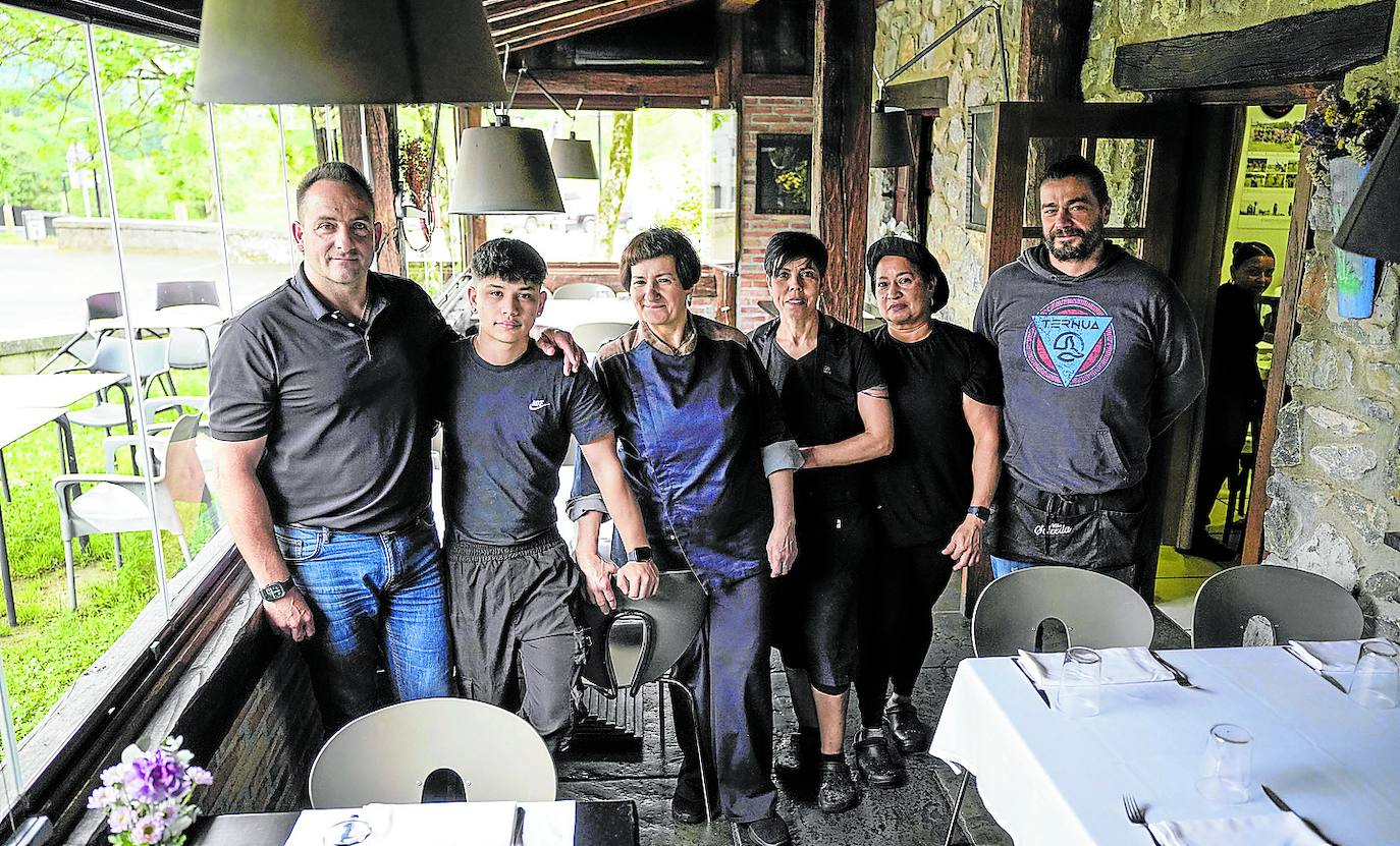 El equipo al completo. Las amas de la barraca son Marga e Izaskun, en sala y cocina respectivamente.