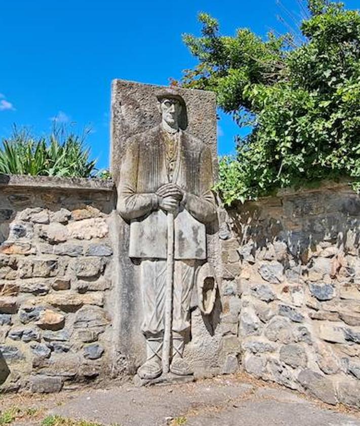 Imagen secundaria 2 - El gran haya de Imaz, espectacular con sus más de 180 años de antigüedad (1). Buzón de Otsabio (2). Escultura del 'Gigante de Altzo' que recuerda su tamaño (3).