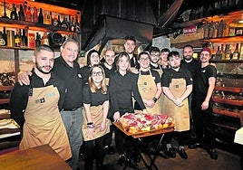 Xabier Gorratxategi, segundo por la izquierda, lidera al equipo de este asador de referencia familiar.