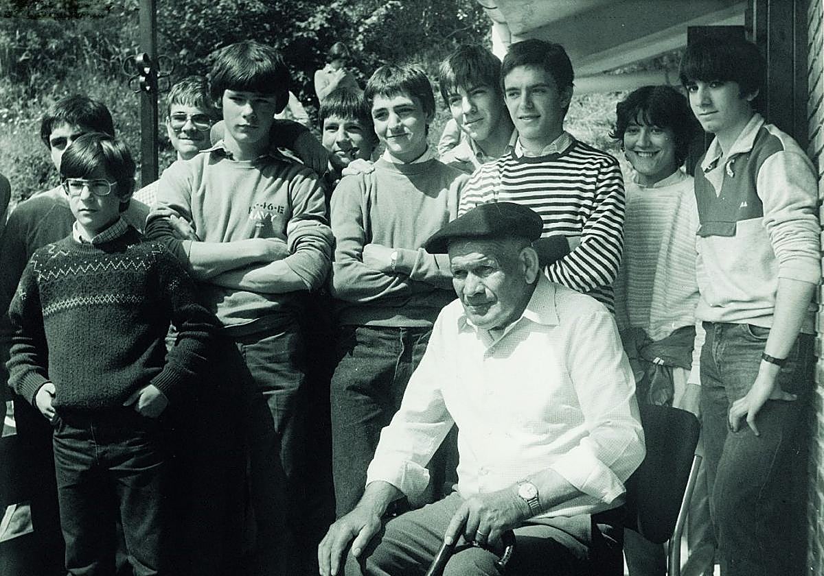 Uztapide, eskolarteko gazteekin Oiartzunen, 1983an, hil aurrean.