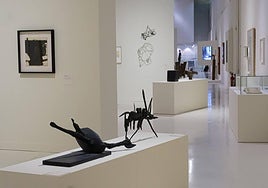 La exposición está formada con obras de Chillida, Moore, Picasso y Balenciaga.