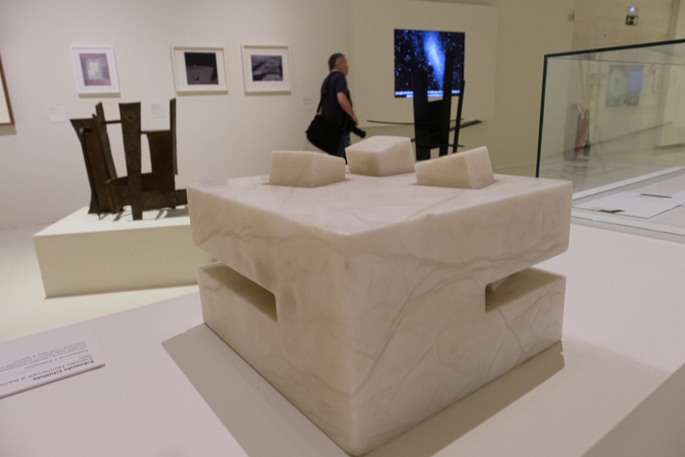 Una colección con obras de Chillida, Miró, Picasso y Balenciaga