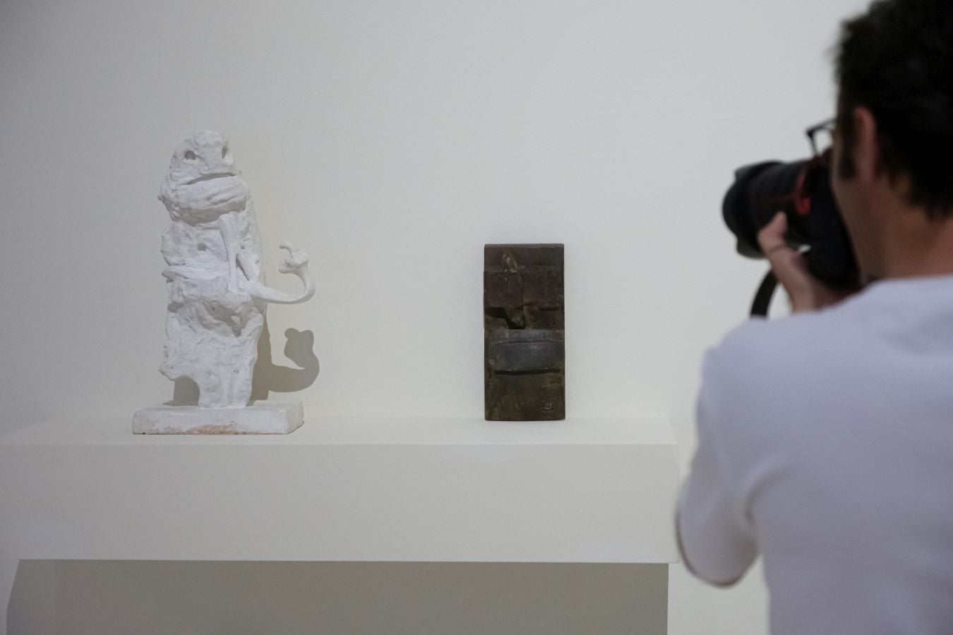 Una colección con obras de Chillida, Miró, Picasso y Balenciaga