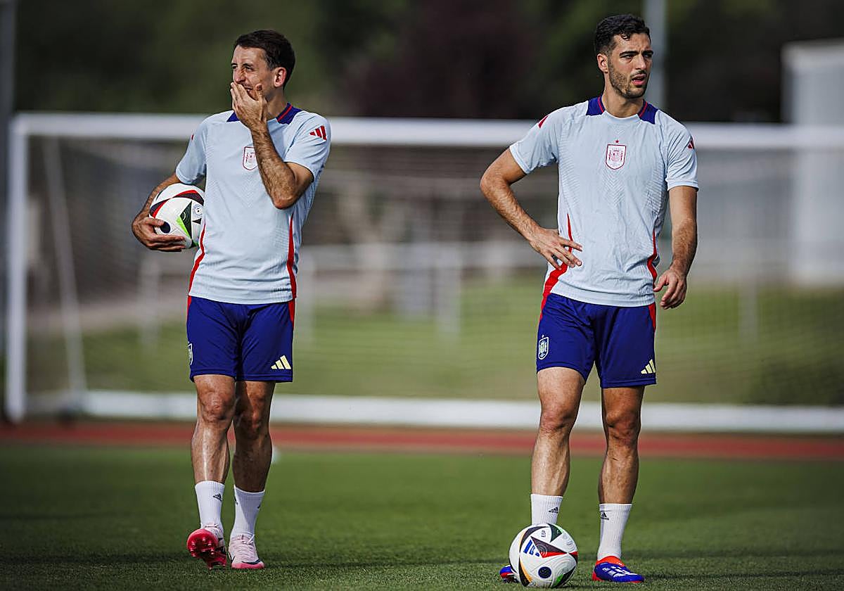 Mikel Oyarzabal y Mikel Merino durante la sesión de entrenamiento de la selección española.