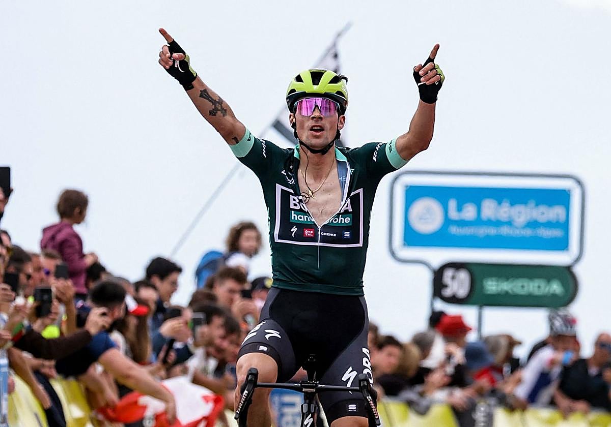 Primoz Roglic celebra su victoria en la cima de Le Collet d'Avellard.
