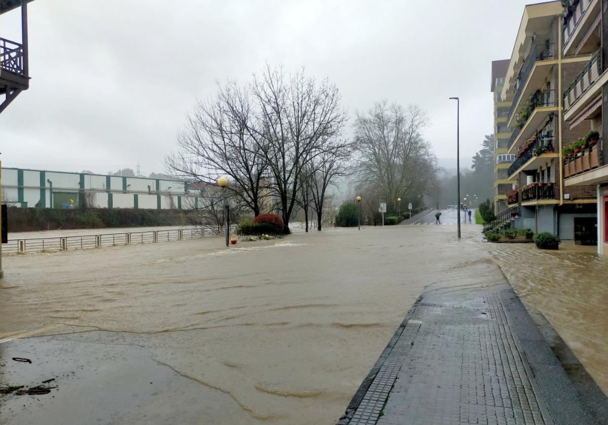 El río Oria se desbordó de nuevo al inicio de la calle nueva en febrero de este año.