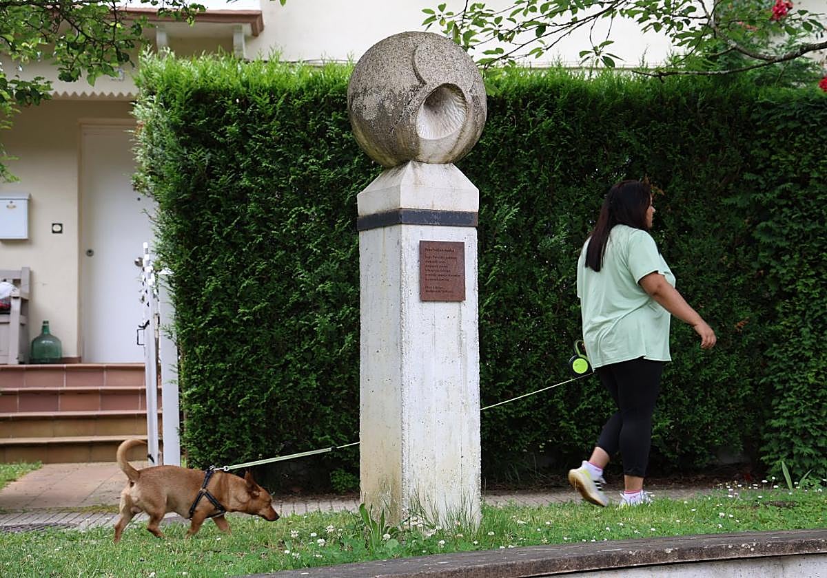 La escultura en honor de Patxi Ezkiaga será retirada del parque de Etxezarreta de Legorreta.