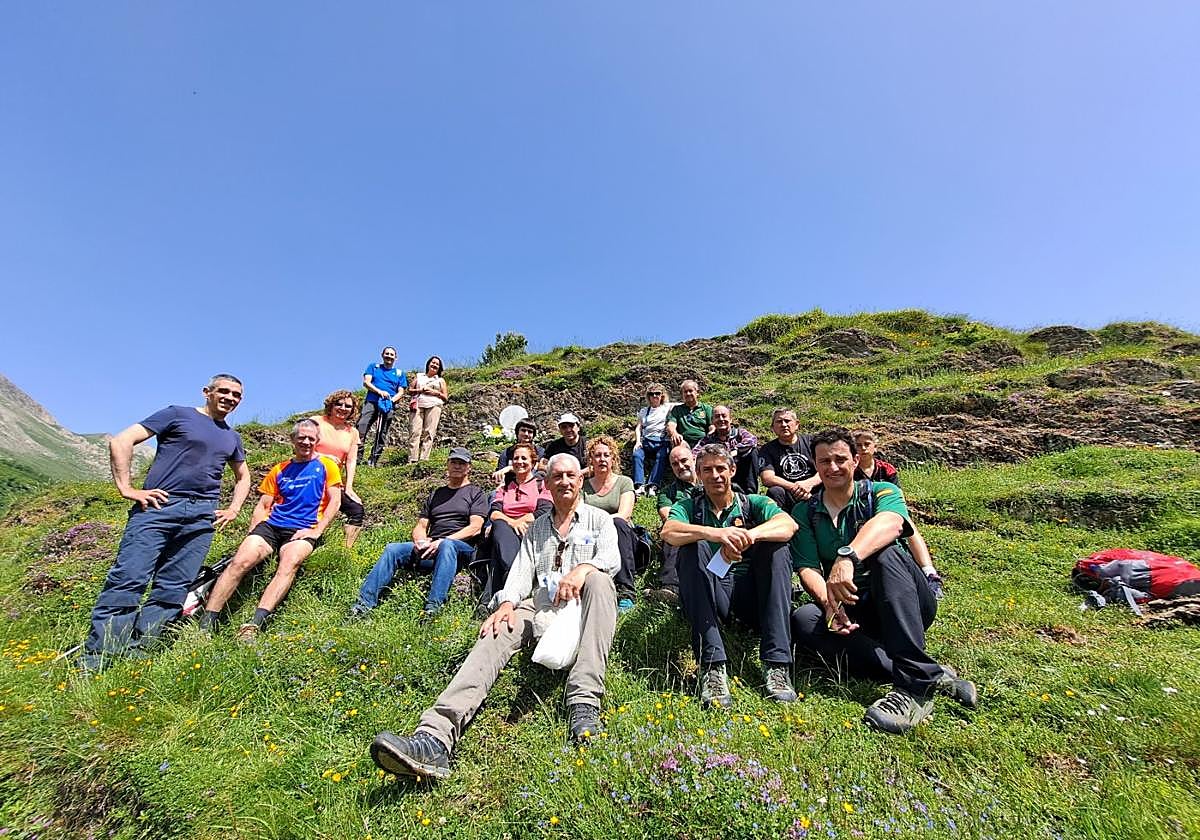 Reencuentro. Supervivientes del fatídico alud, familiares de y voluntarios que participaron en el rescate, durante el acto de este sábado en Belagua. FOTOS E. BELAUNTZARAN