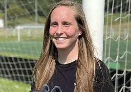 Marta Aranburu en el campo de Asti con sus botas.