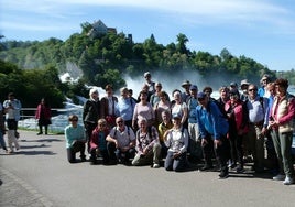 Los excursionistas del Club Vasco de Camping posan junto a las cataratas del Rin.