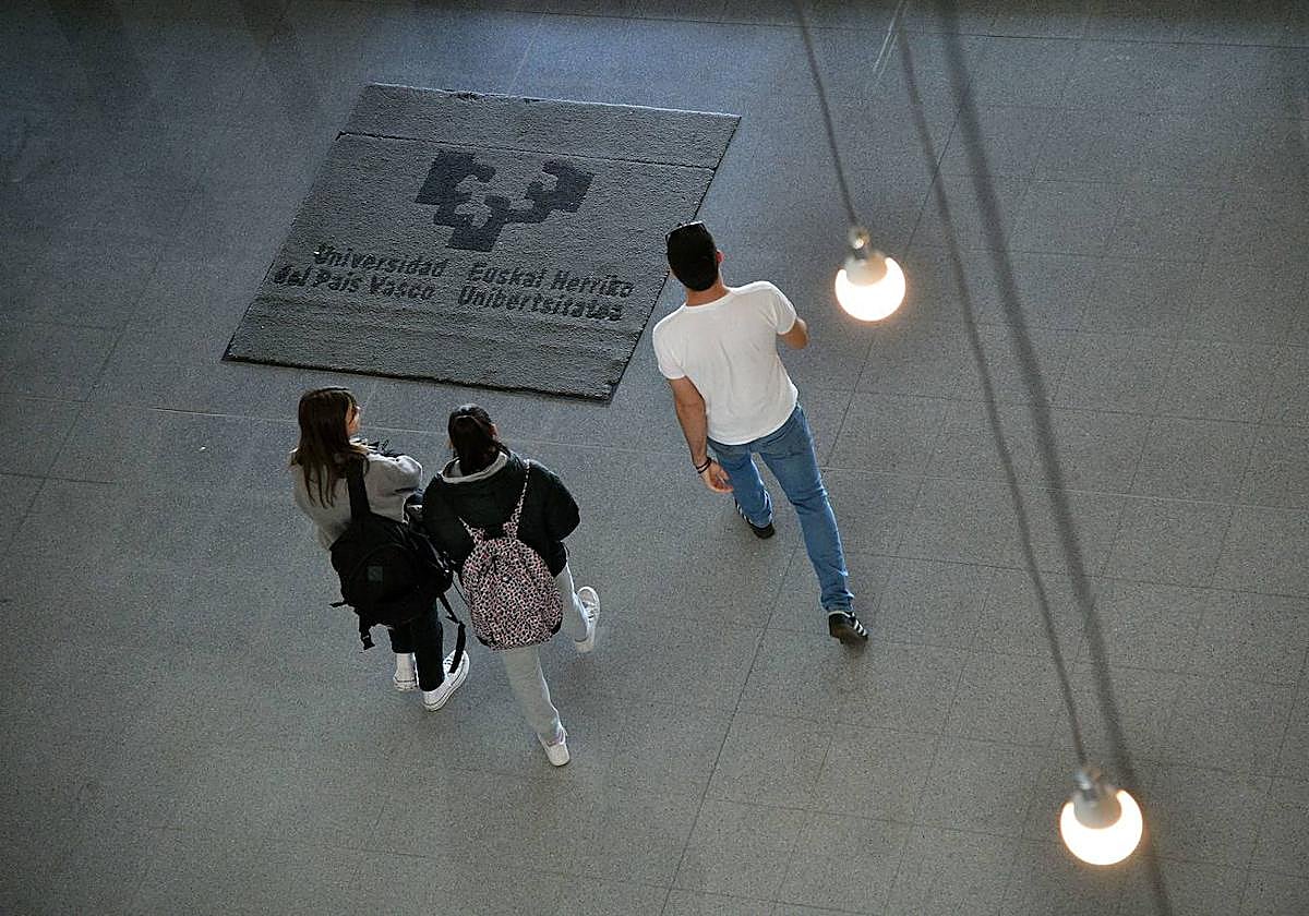 Estudiantes universitarios en la Facultad de Educación de la UPV/EHU en Leioa.