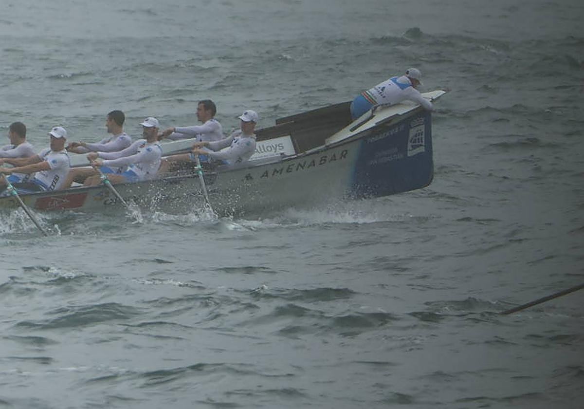 El proel de la Donostiarra, Ioritz Orbegozo, trata de soltar el remo roto de la punta de la trainera tras la segunda ciaboga.