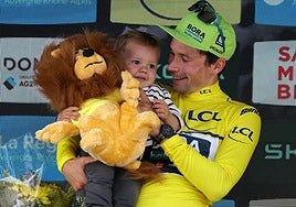 Primoz Roglic celebra con su hijo el triunfo en el Dauphiné.