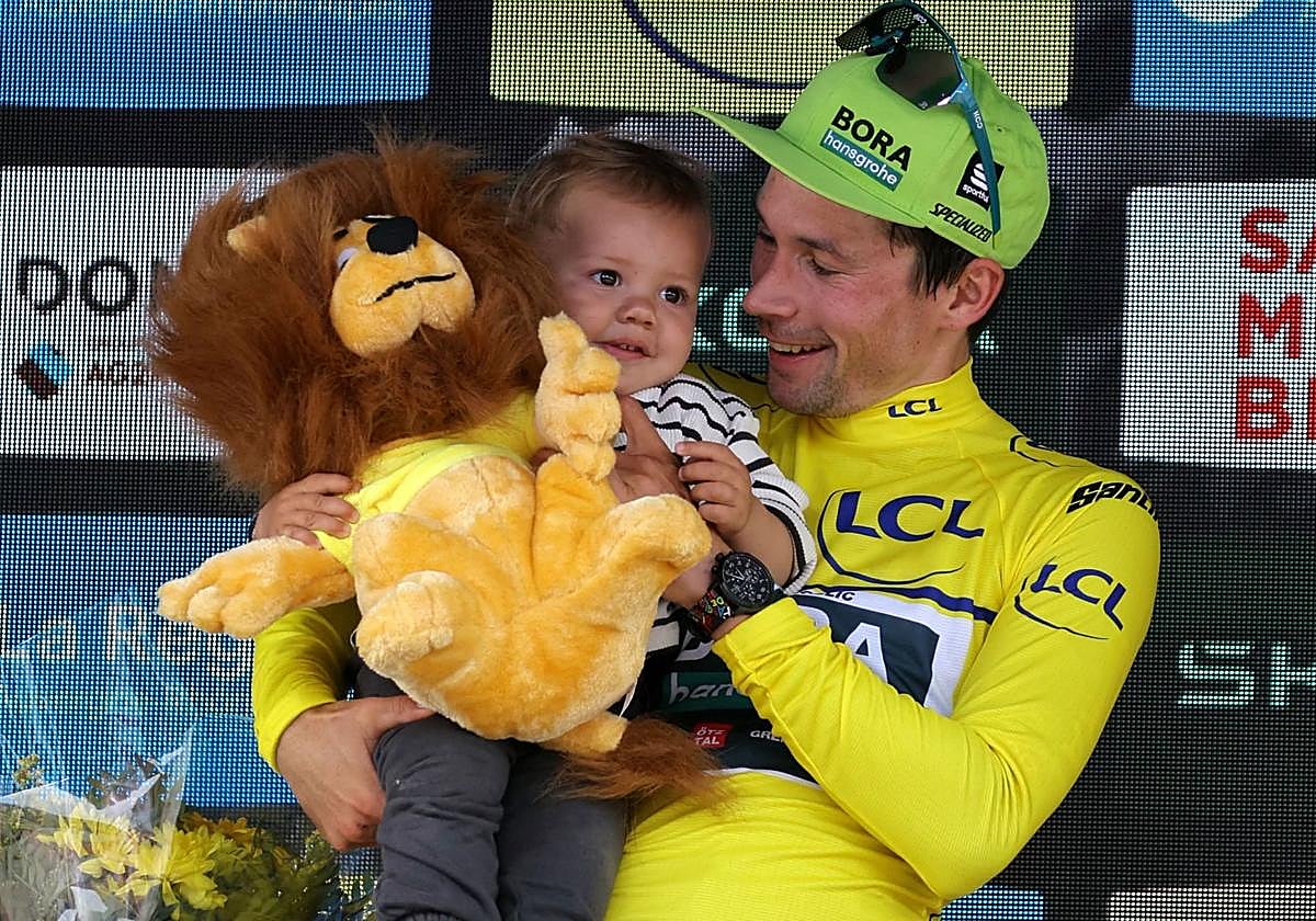 Primoz Roglic celebra con su hijo el triunfo en el Dauphiné.