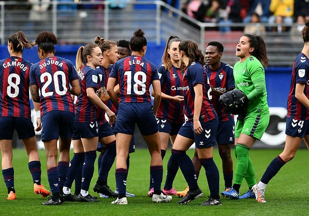 Reunión de las jugadoras minutos antes de que comience el partido entre el Eibar y el Barça en Ipurua.