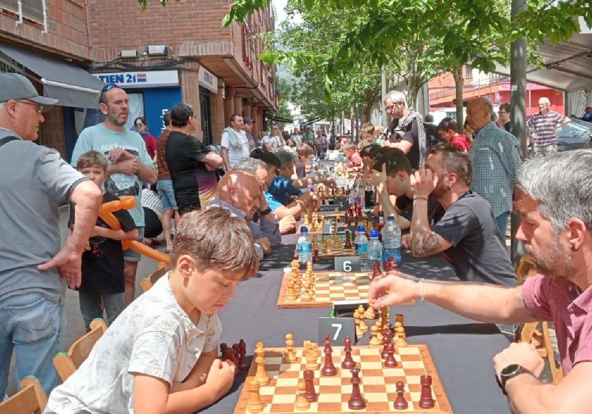 Gran ambiente en torno al campeonato de ajedrez disputado ayer por la mañana.