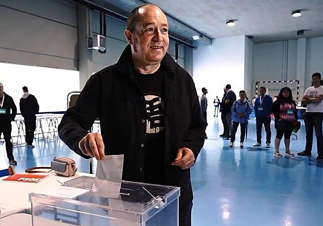 Pernando Barrena, votando en Berriozar.