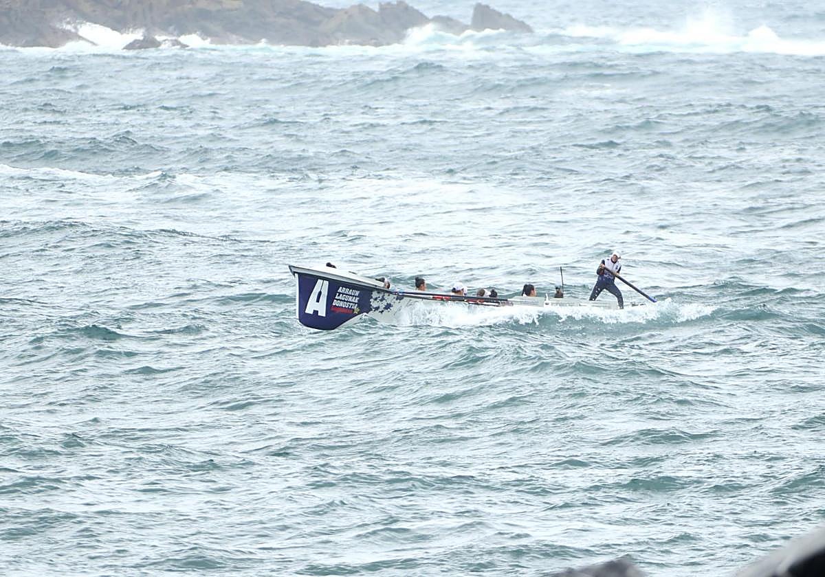 La 'Lugañene' se supo amoldar a las complicadas condiciones del campo de regateo ayer en Donostia.