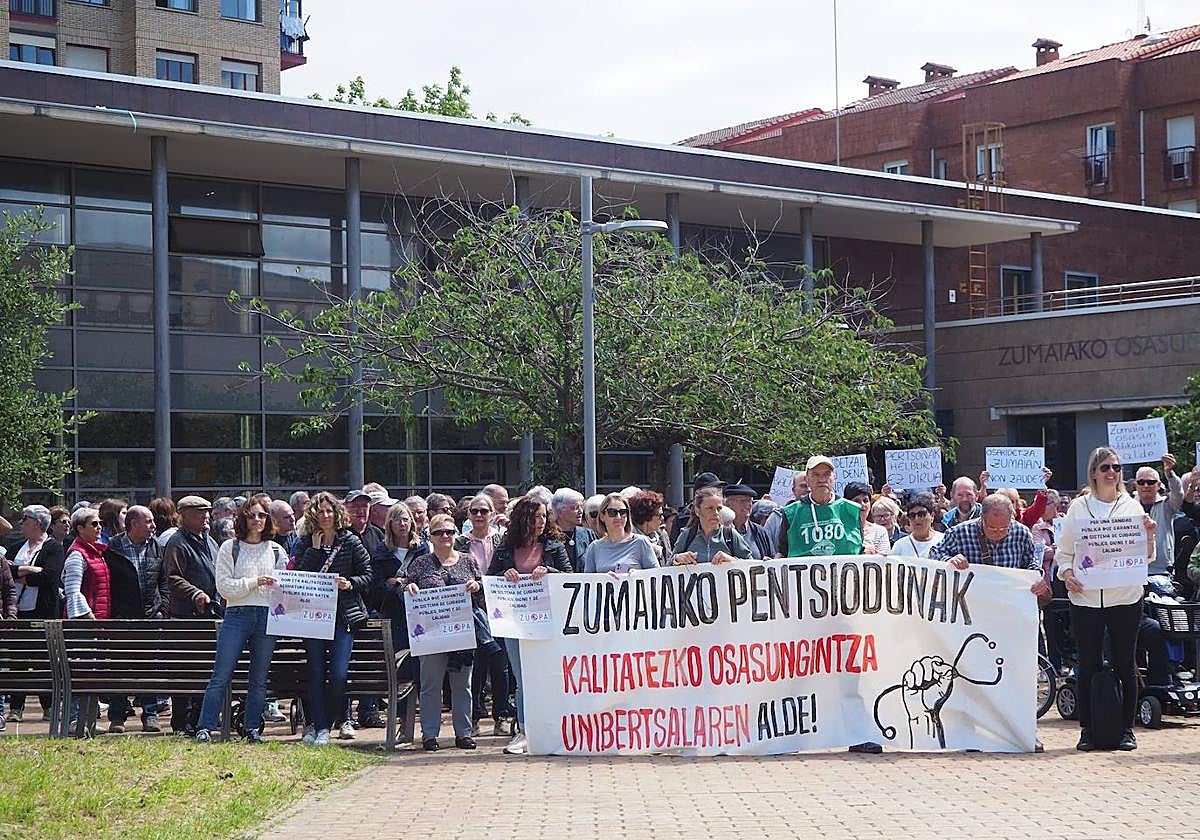 Multitudinaria protesta este lunes delante del centro de salud de Zumaia.