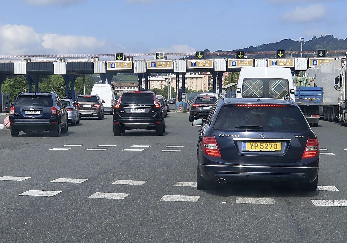 Varios vehículos se aproximan al peaje de la AP-8 en Zarautz.
