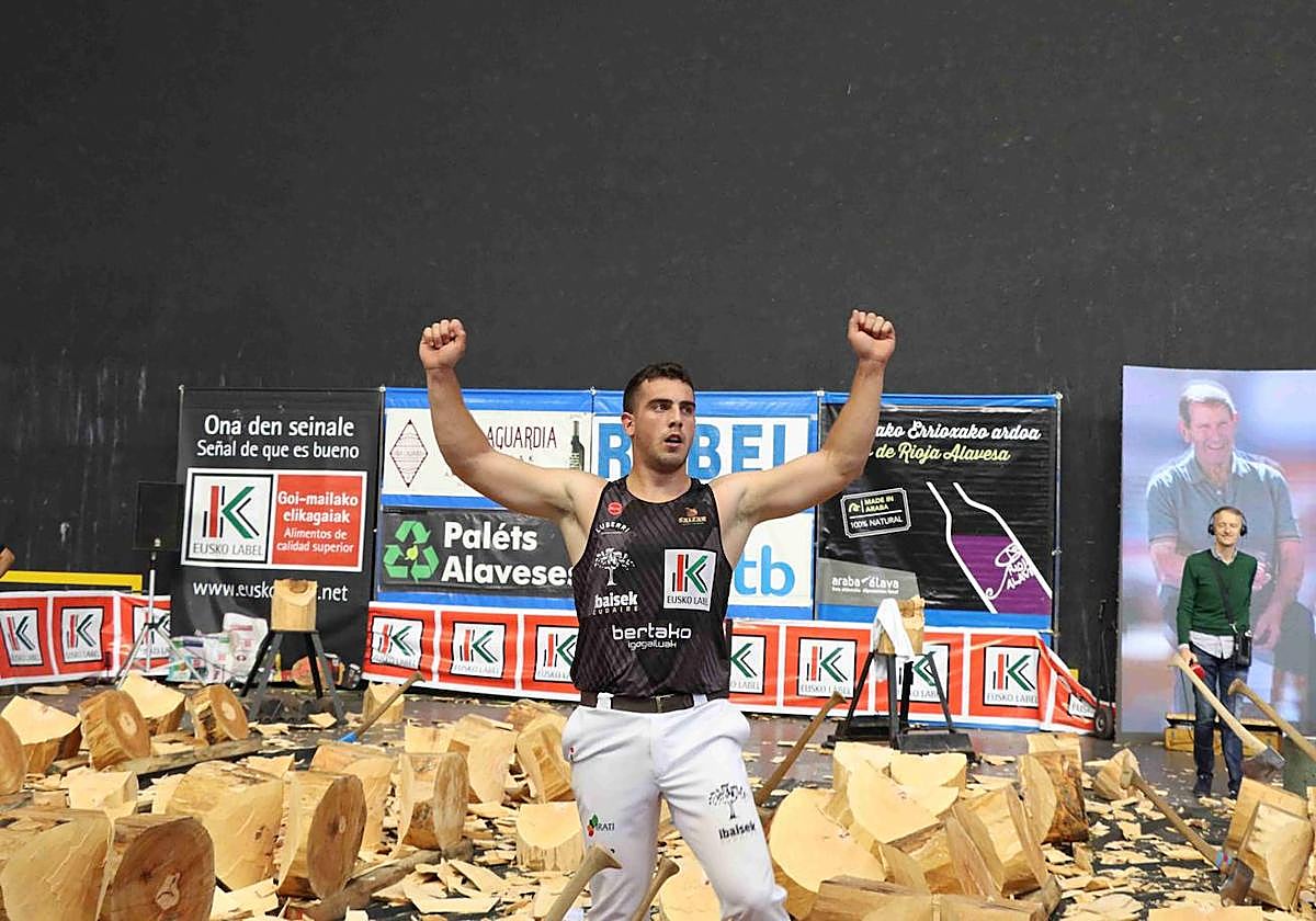 Iker Vicente celebra su victoria.