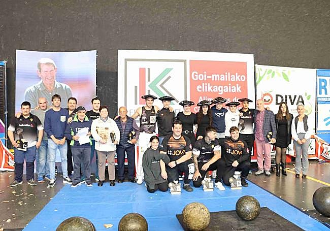 Todos los participantes con sus respectivos trofeos.