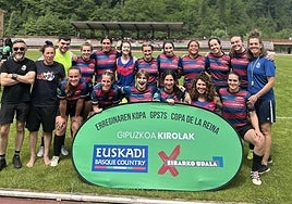 Plantilla del Eibar Rugby femenino tras ganar el primer encuentro frente al Ghenova Cocos.