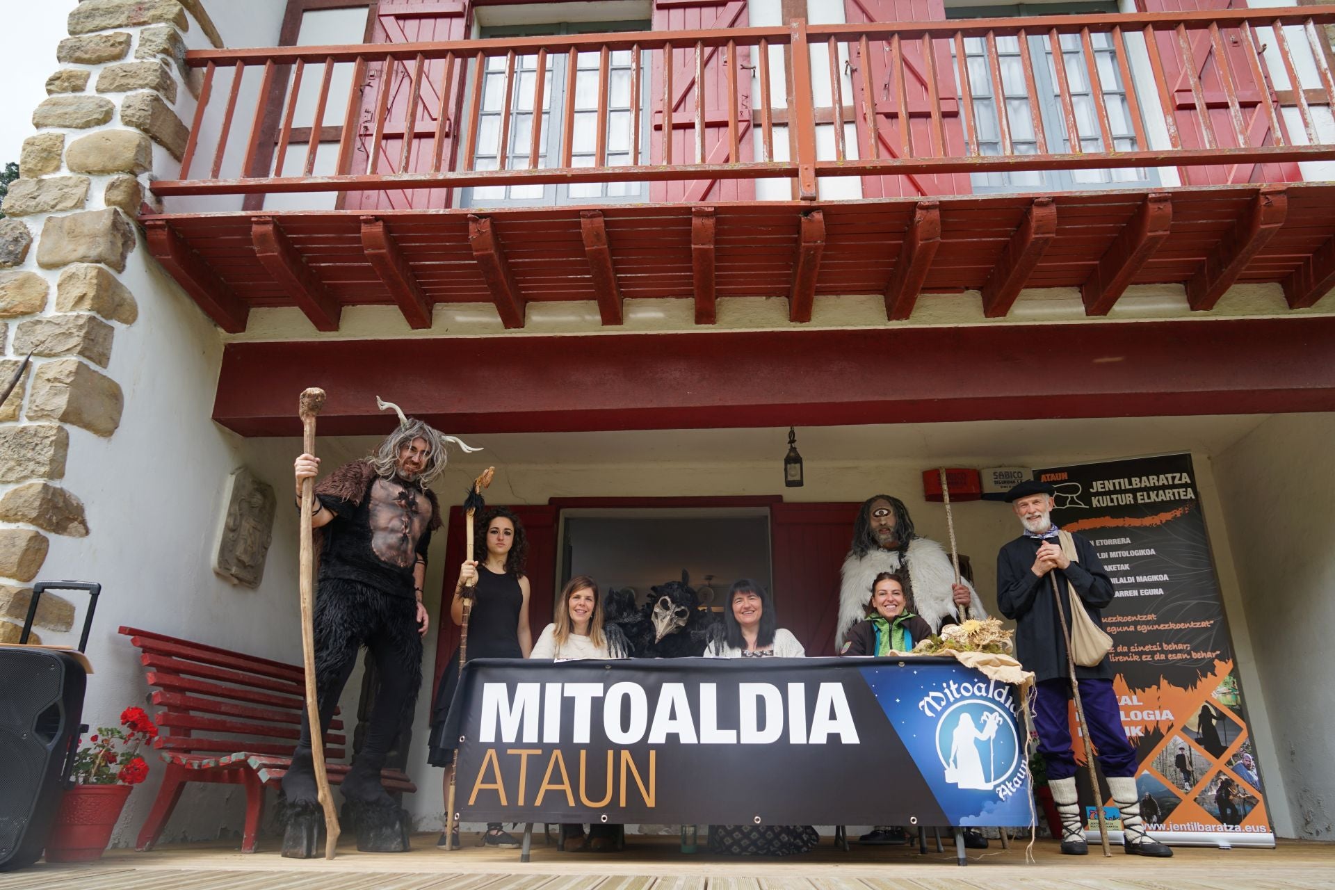 Aurtengo Mitoaldiaren aurkezpeneko protagonistak irudian, Ataungo Sara etxean.